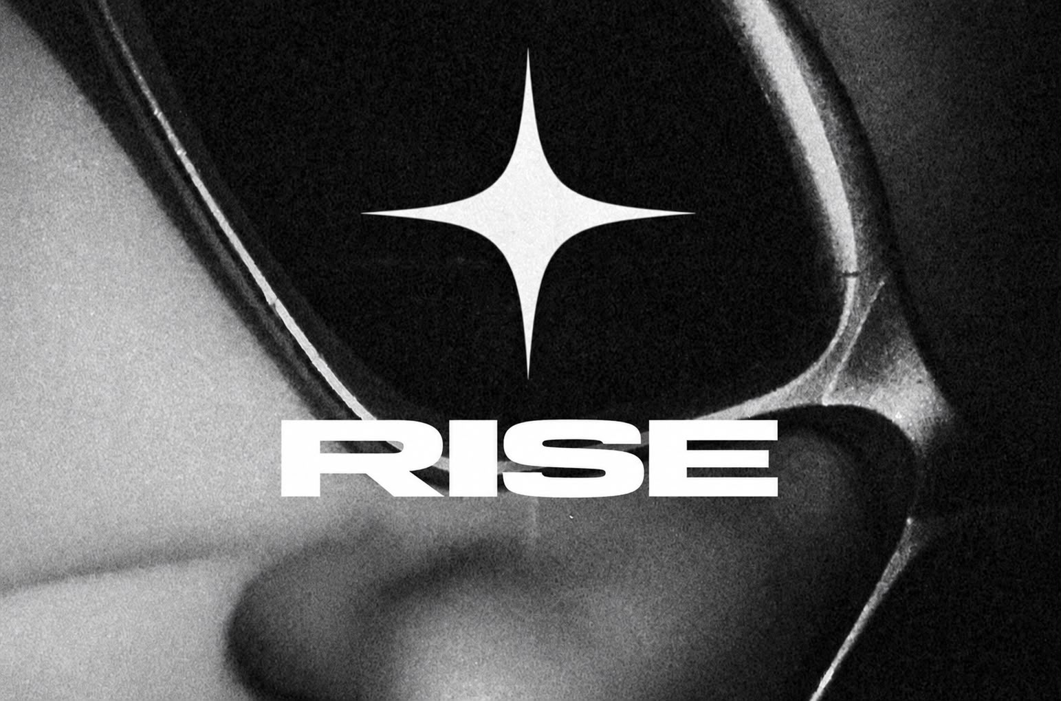 Le logo original RISE et son étoile blanche sur une texture noire